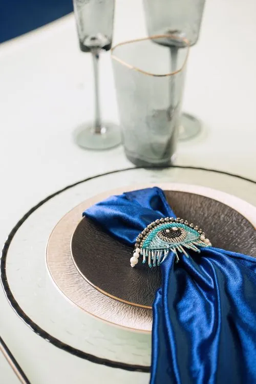 Стол-глаз и сервировка с синими акцентами