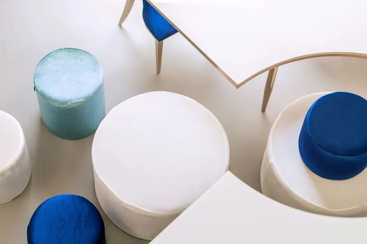 Стол-глаз и сервировка с синими акцентами