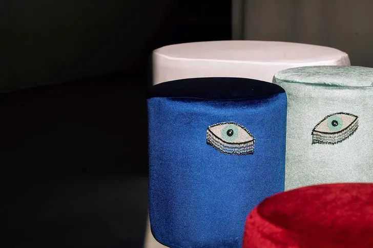 Стол-глаз и сервировка с синими акцентами