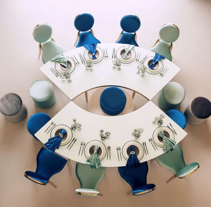 Стол-глаз и сервировка с синими акцентами