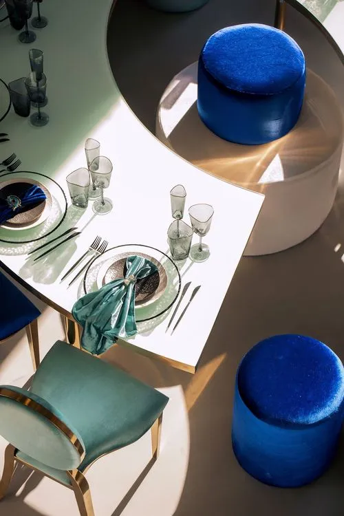 Стол-глаз и сервировка с синими акцентами