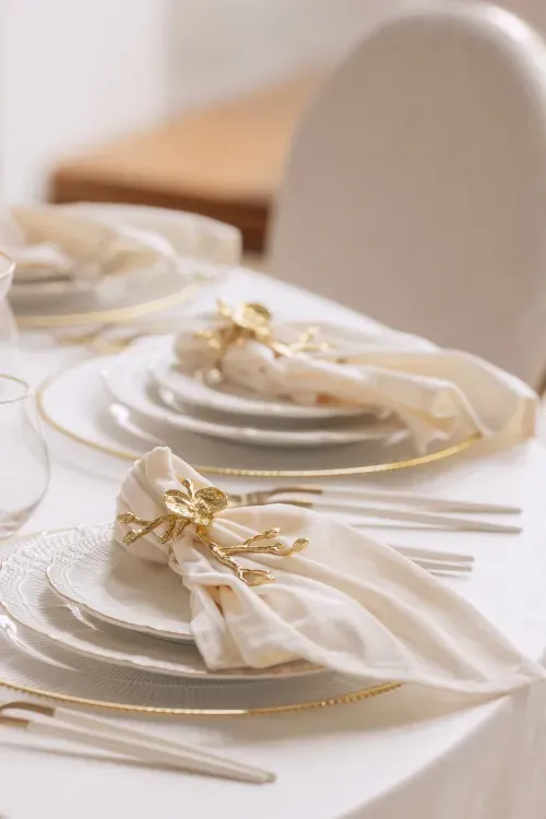 Total White - круглые столы с бархатными стульями