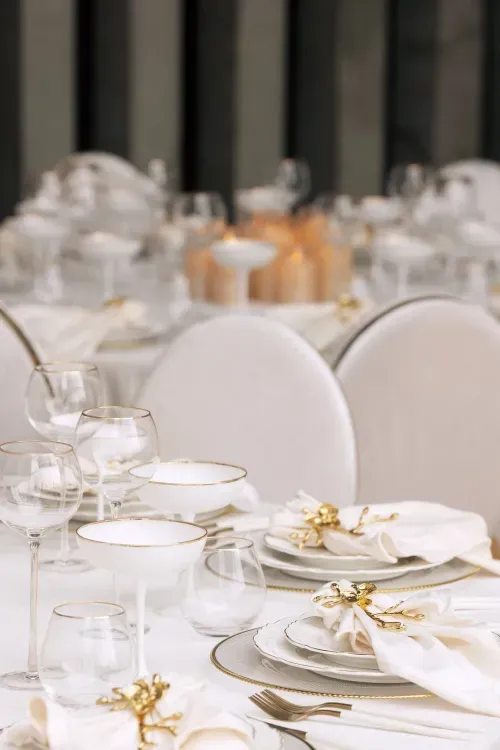 Total White - круглые столы с бархатными стульями