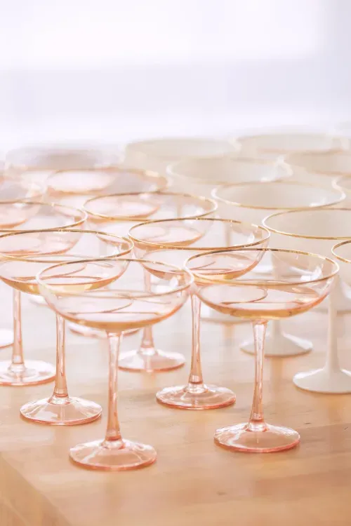 Total White - круглые столы с бархатными стульями