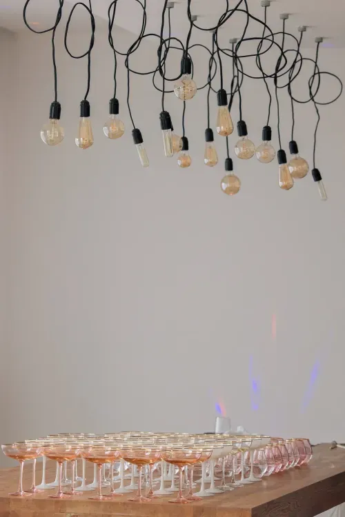 Total White - круглые столы с бархатными стульями