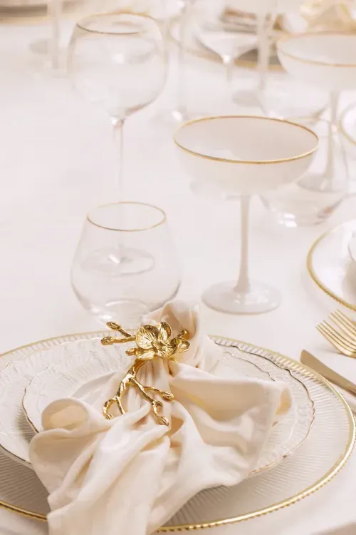 Total White - круглые столы с бархатными стульями