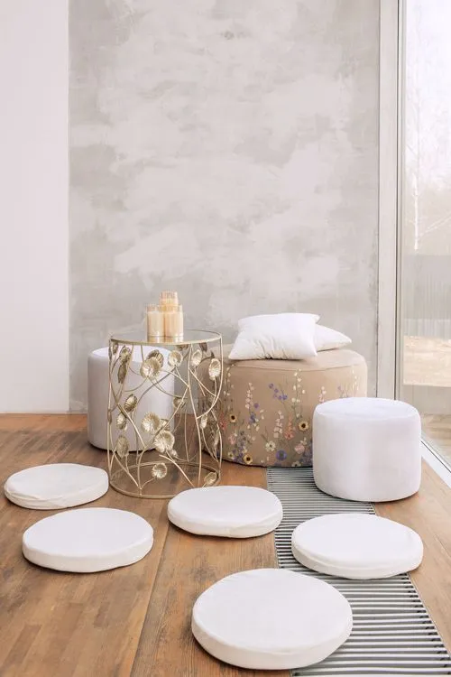 Total White - круглые столы с бархатными стульями