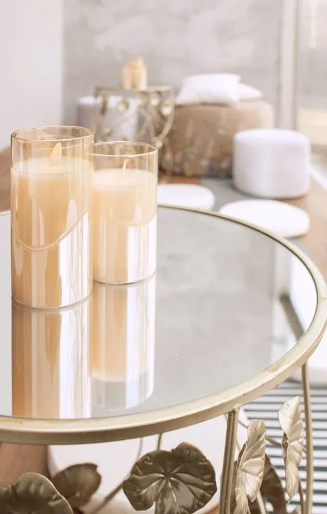 Total White - круглые столы с бархатными стульями