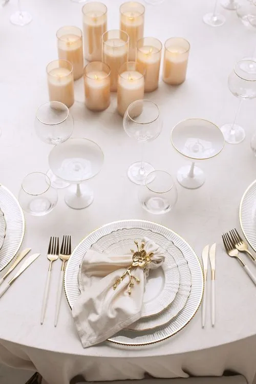 Total White - круглые столы с бархатными стульями