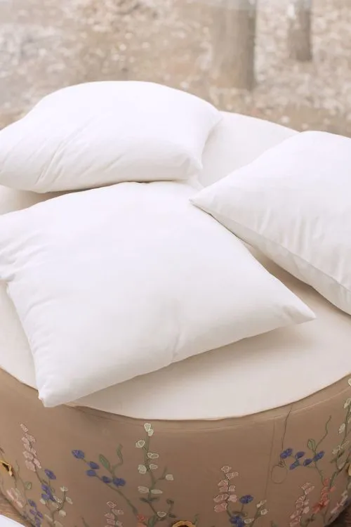 Total White - круглые столы с бархатными стульями