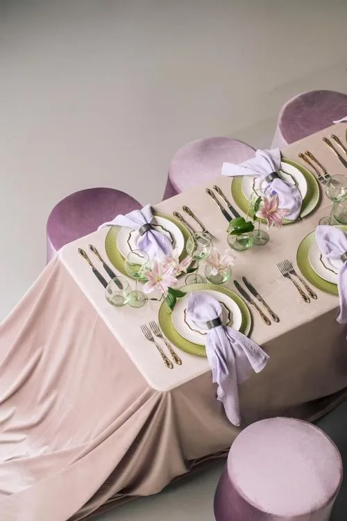 Вересковый сет за прямоугольным столом