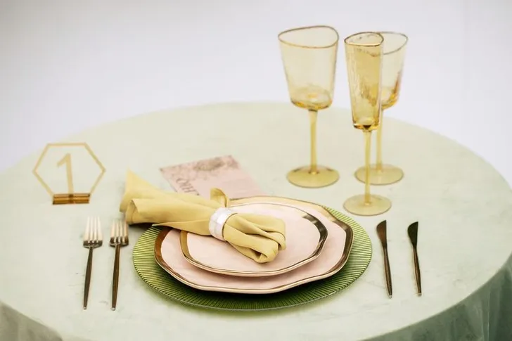 Зеленый сет с пуфами