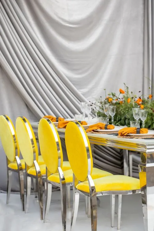 Желто-оранжевый сет за прямоугольным столом