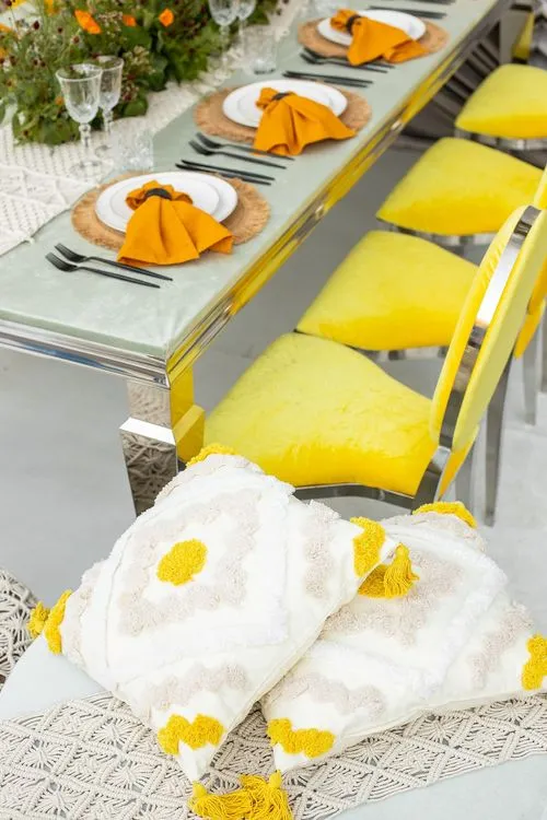 Желто-оранжевый сет за прямоугольным столом