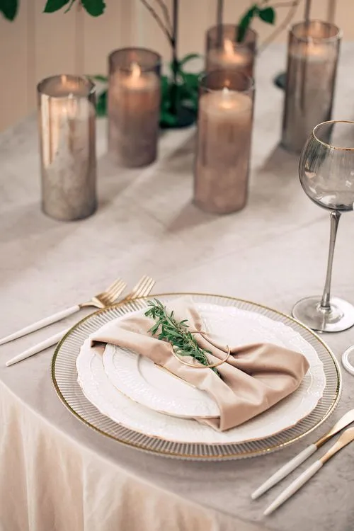 Жемчужно-серый сет за круглым столом