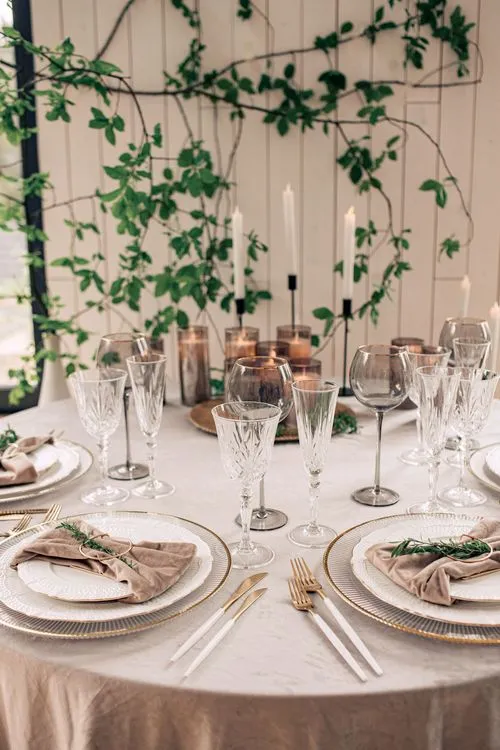 Жемчужно-серый сет за круглым столом