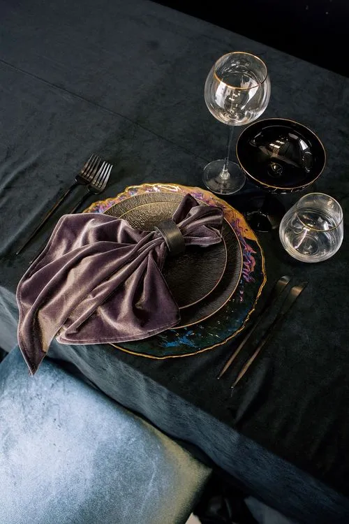 Жемчужно-синий за прямоугольным столом