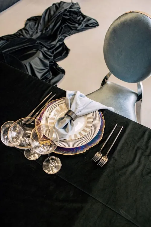 Жемчужно-синий за прямоугольным столом